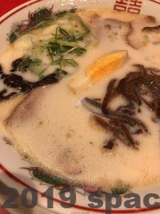 赤のれんのラーメンスープが白い